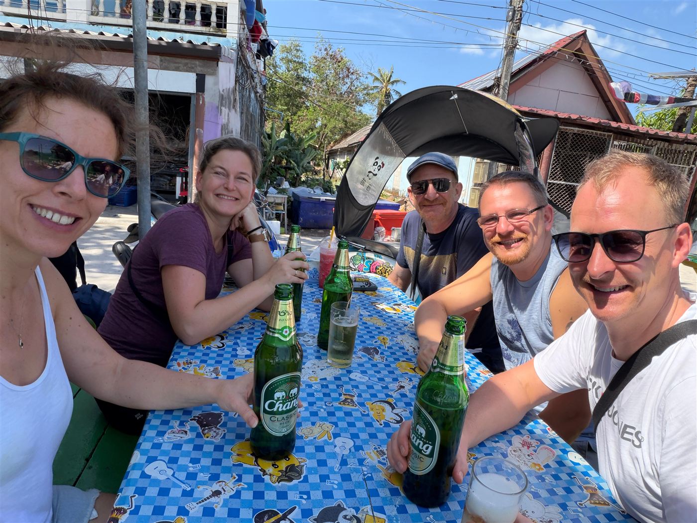 Gruppe mit Chang-Bier am Tisch